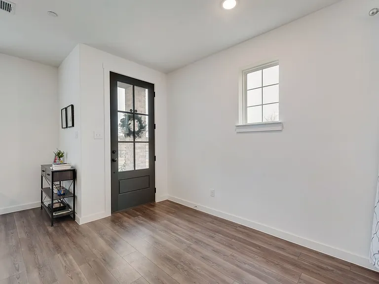 442 Matthew Dr — Photo 4