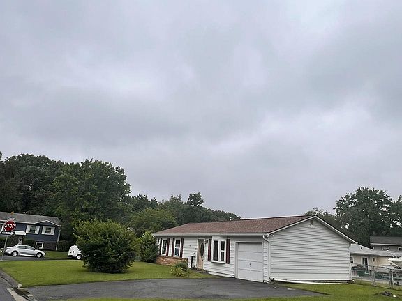 2nd image of 815 S Cypress Ct