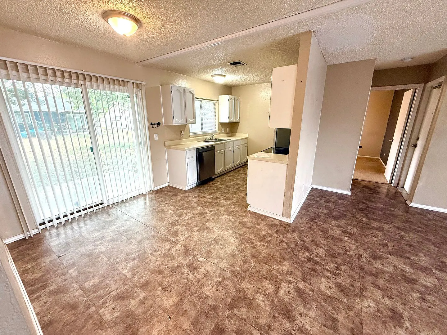 *Move In Special* 3br/2ba + 2-Car Garage + Fenced Backyard Near Brooks City Base! — Photo 4