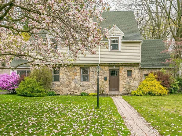8 Lake Crescent Dr, East Rochester, NY 14445