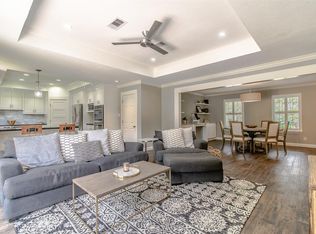 9615 Meadowglen Ln, Houston, TX 77063