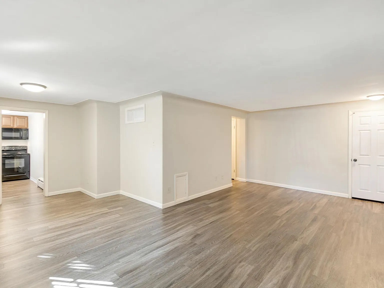 Dahlia Apartments — Photo 4