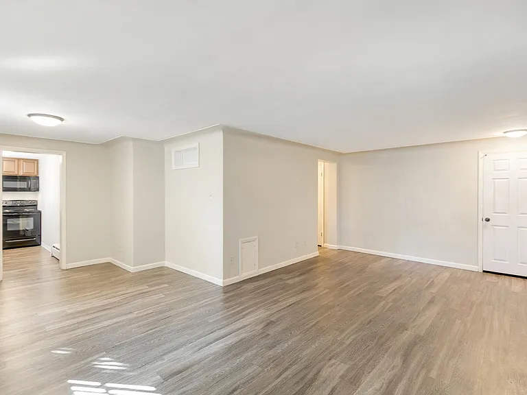Dahlia Apartments — Photo 3