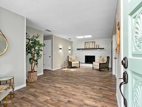3rd image of 932 Village Dr