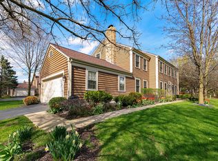 1611 Stonebridge Trl, Wheaton, IL 60189