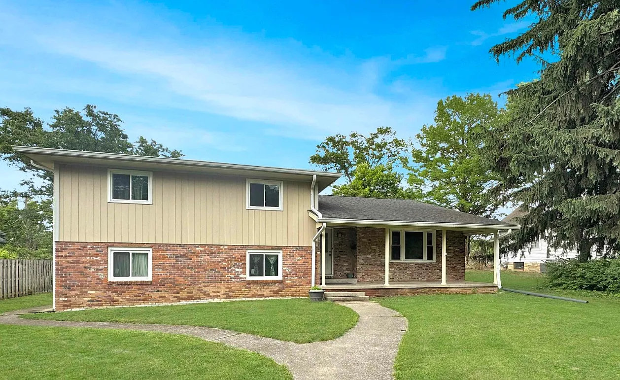 3 bed, 4027 sqft, $4,000 — Photo 1