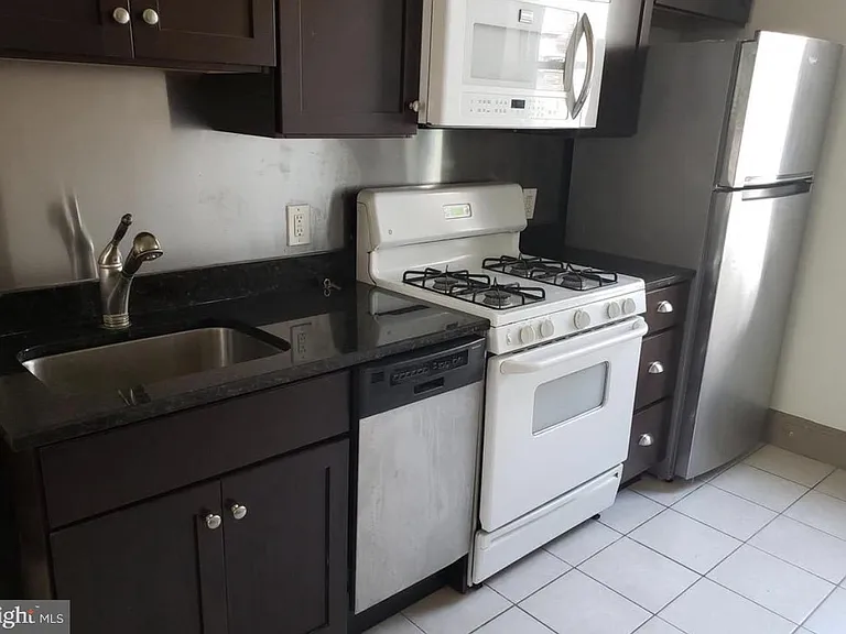 2034 Chestnut St #2F — Photo 1