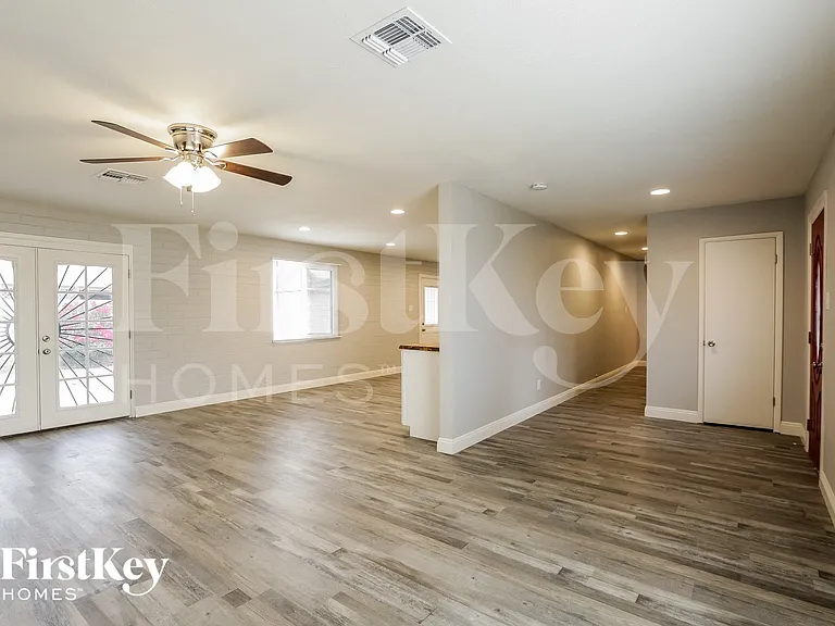 5361 N 61st Dr — Photo 3