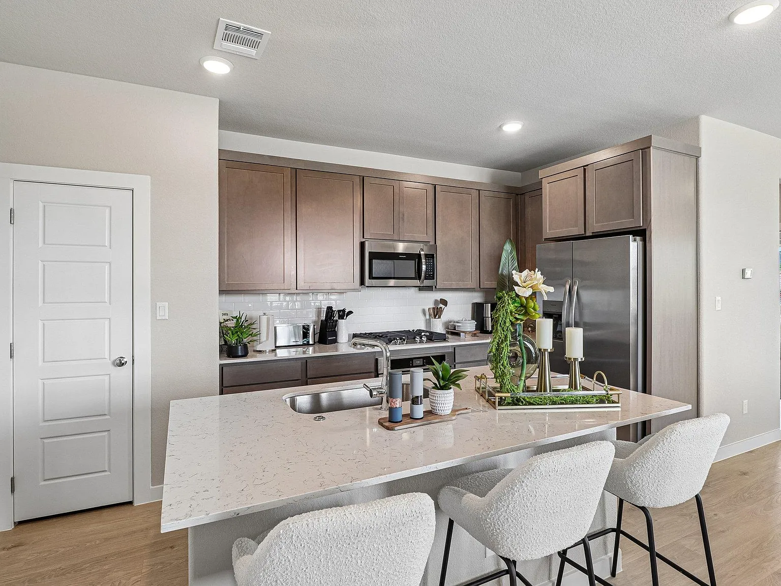 4 bed, 3.5 bath, 2536 sqft, $3,850 — Photo 2