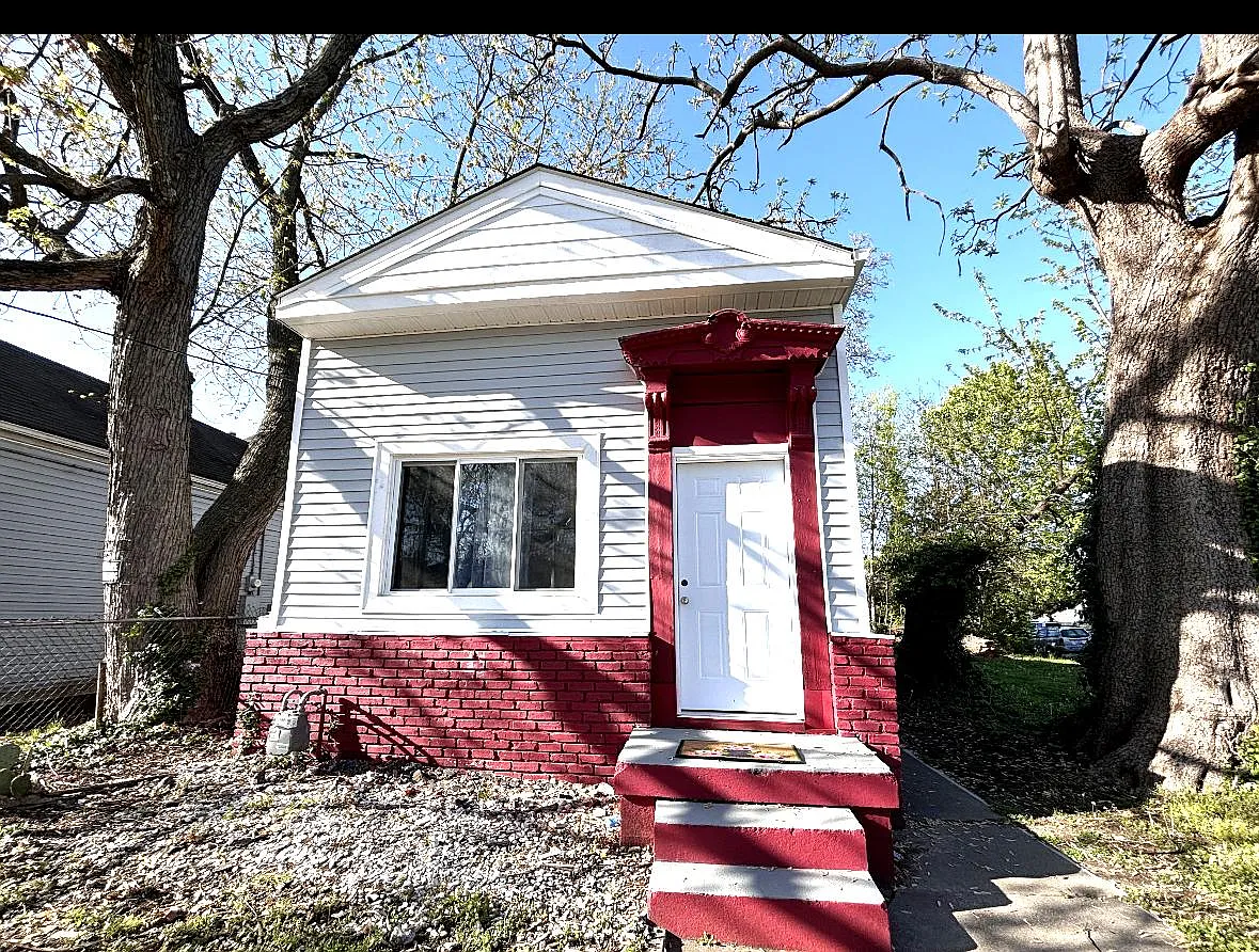 6 bed, 2340 sqft, $2,200 — Photo 1