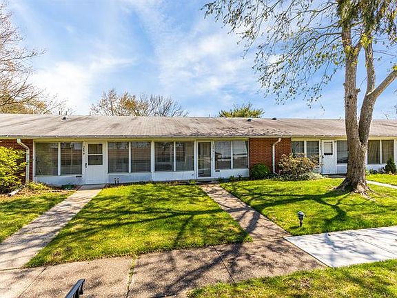 3rd image of 366C Chesterfield Ct #1003