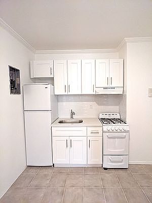 2nd image of 403 E 8th St APT 9