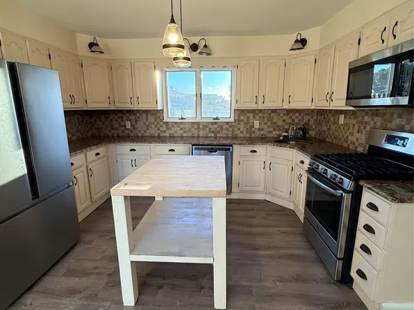 305 Nevada St, Lindenhurst, NY 11757