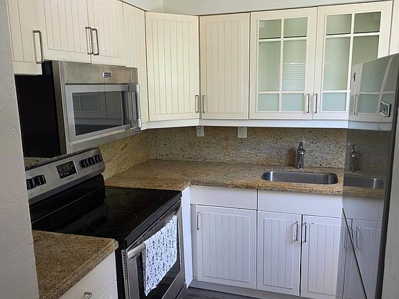3rd image of 611 NE 14th Ave APT 201