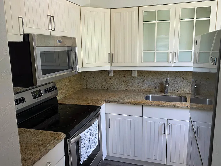 611 NE 14th Ave #201 — Photo 3