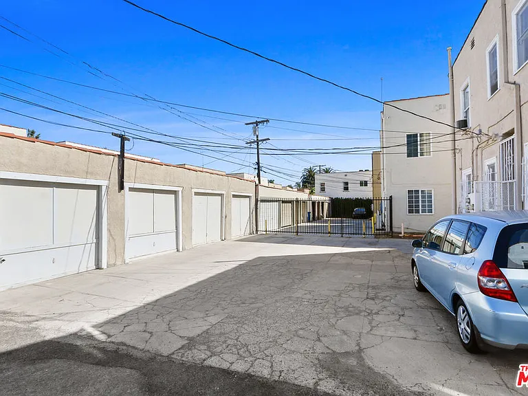 442 N Orange Grove Ave — Photo 20