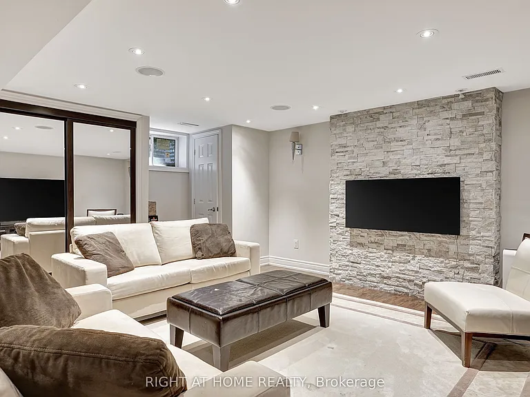 461 Lakeshore Rd W — Photo 29