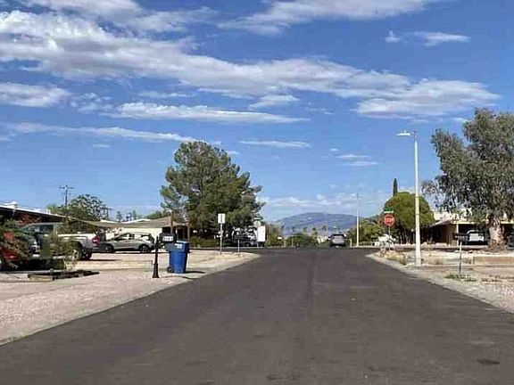 Exterior Neighborhood (street photo)