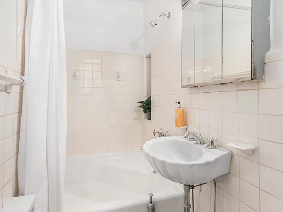 4th image of 62 E 87th St APT 3A