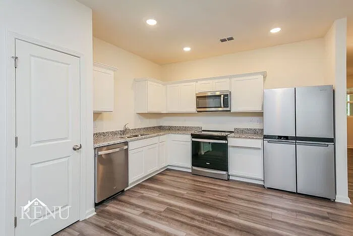 3 bed, 2.5 bath, 1386 sqft, $2,045 — Photo 4