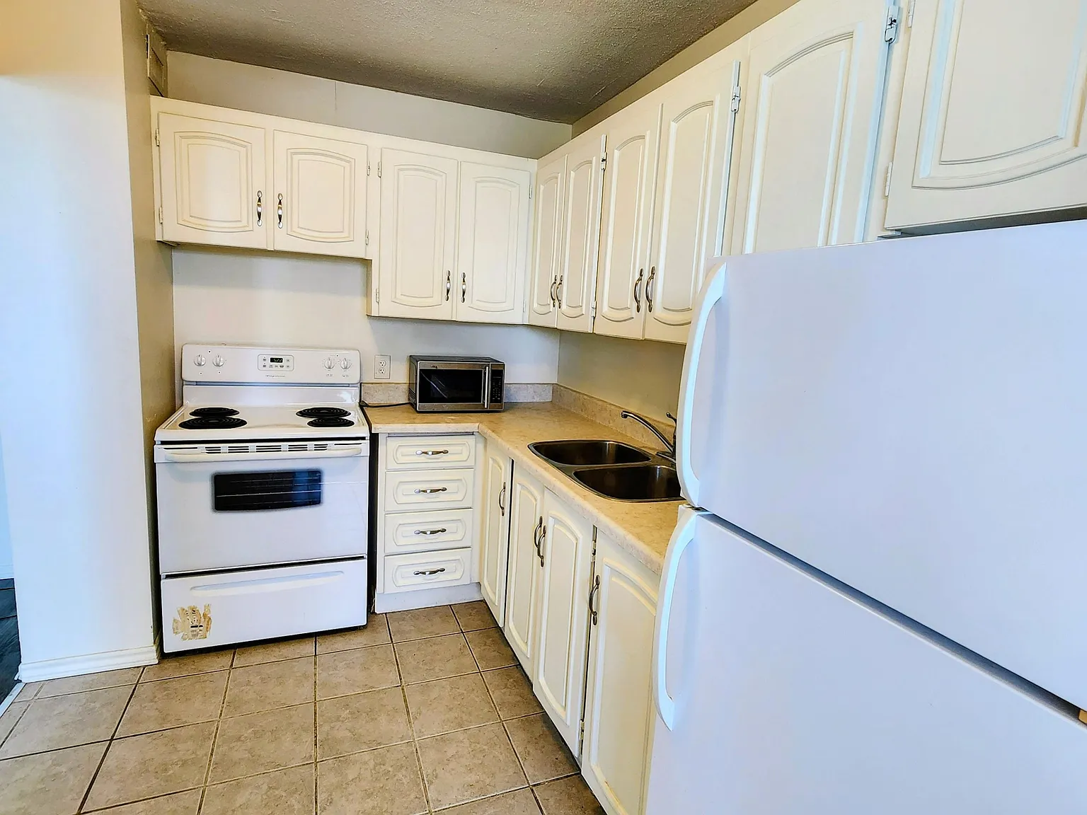 215 Glenridge Ave — Photo 2