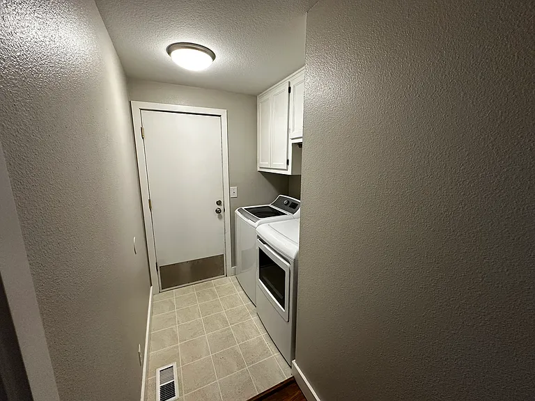869 E Carter St — Photo 13