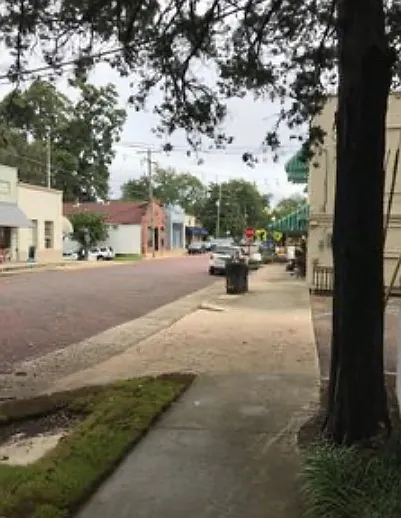 Location right across from The Bank at Pizza Shack, Coach's Creamery, Krikaklis Greek, locally owned stores, bakery, and only 2 blocks from Mississippi Christian University