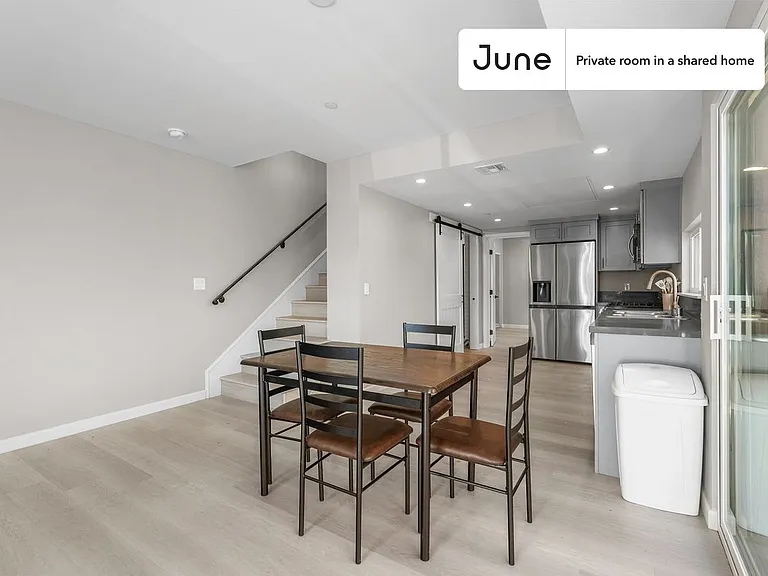 327 N Chicago #C — Photo 8