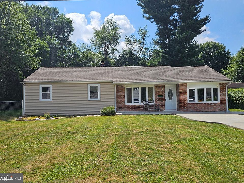 1st image of 24 E Clairmont Dr