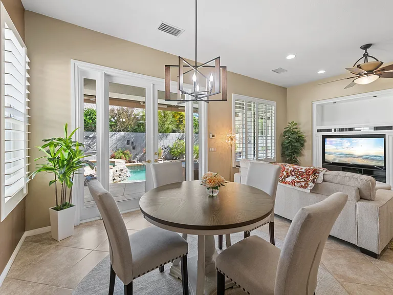 Dining room/living room