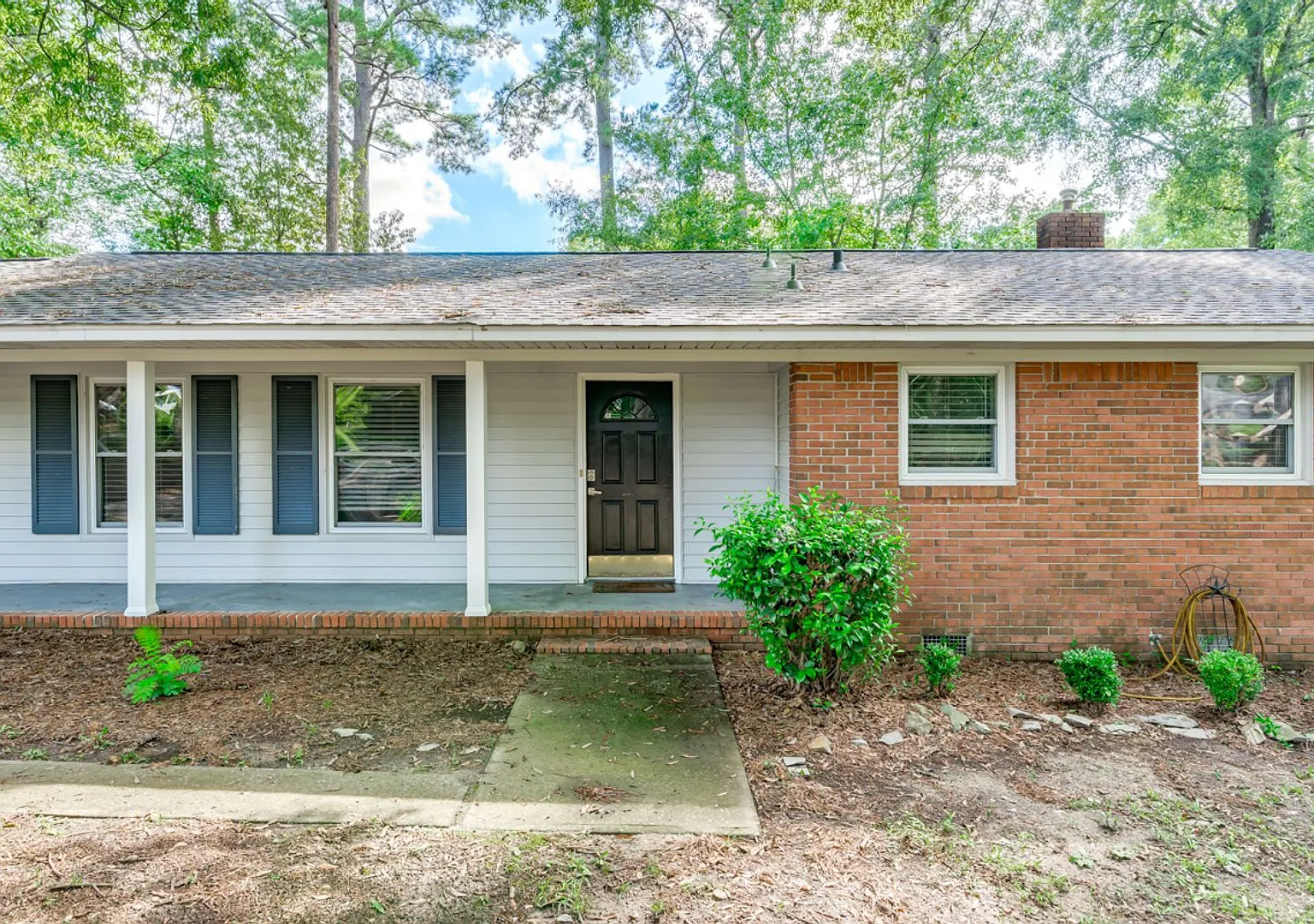 Charming ranch - style home in an unbeatable location! — Photo 2