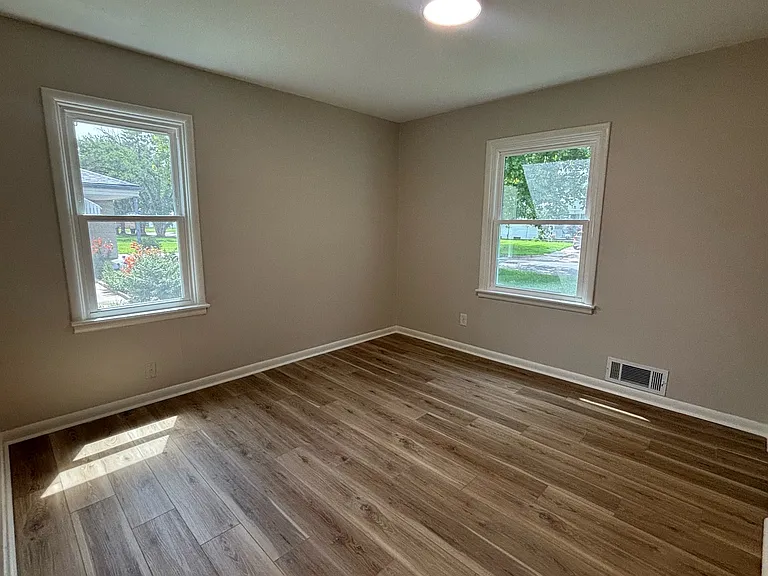1326 E Crowley St — Photo 11