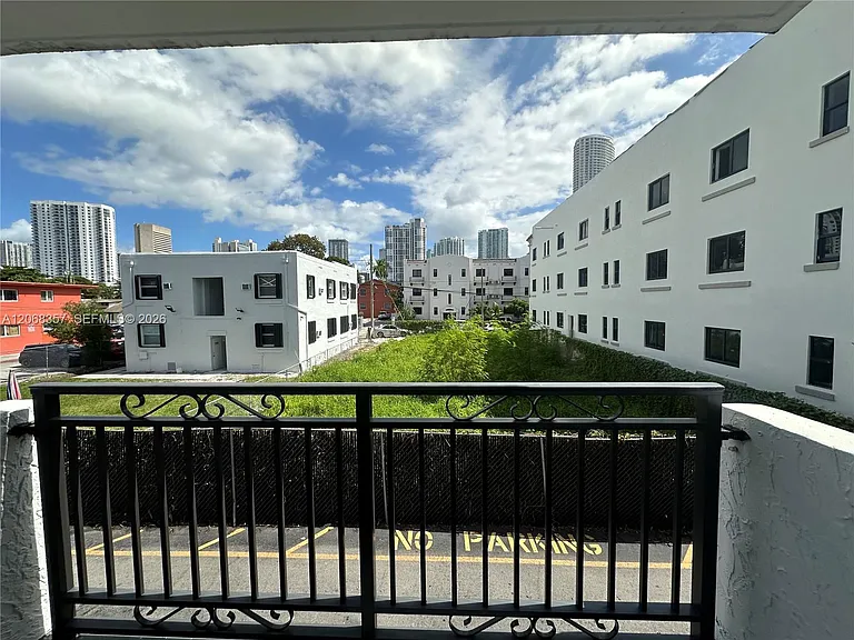529 SW 4th St #303 — Photo 16