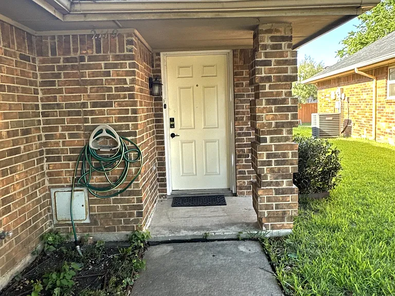 2119 Falcon Ridge Dr — Photo 2