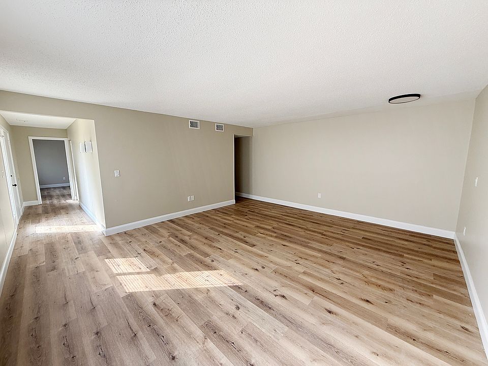 FRONT RIGHT LIVING ROOM