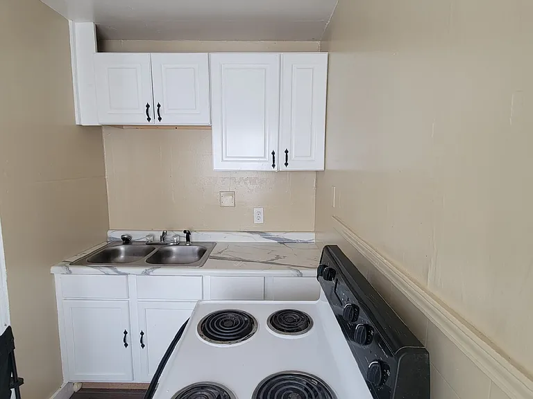 1635 Lawton Ave — Photo 5