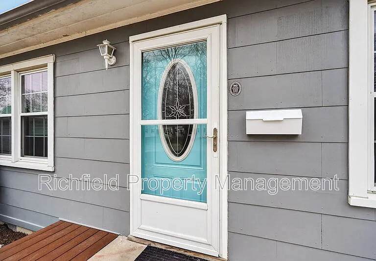 1260 Lincoln Dr — Photo 3