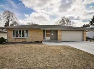 829 Meadowbrook Dr, West Bend, WI 53090