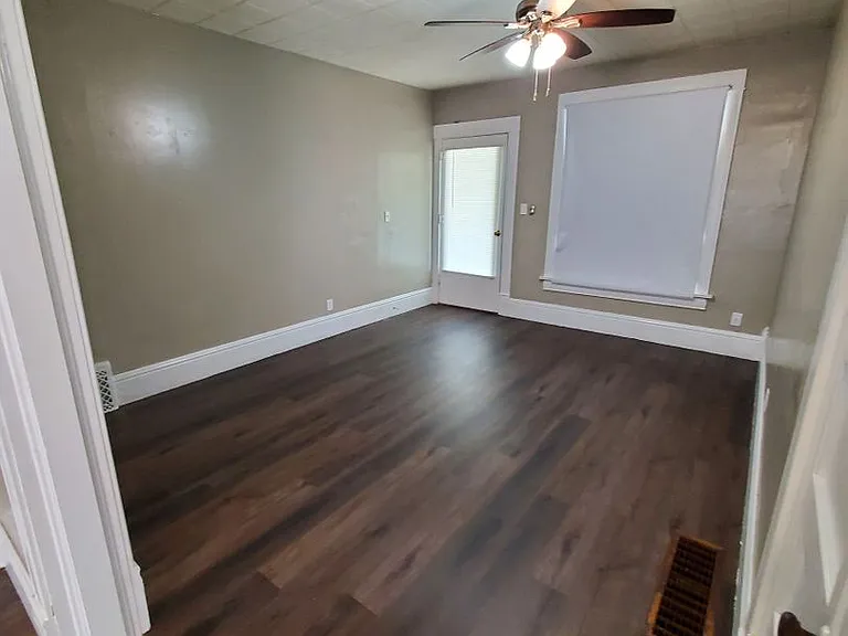 Remodeled 2 Bd with huge kitchen, dining room and living room — Photo 11