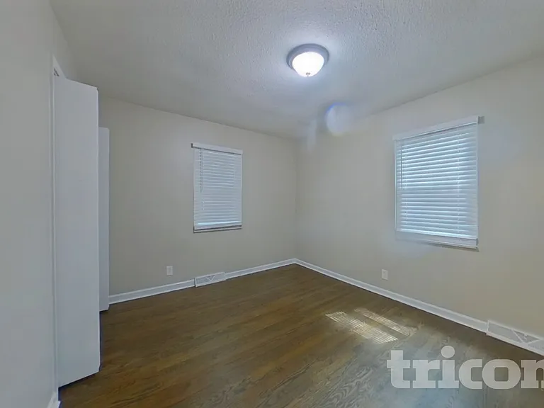 607 NE Darwin St — Photo 9