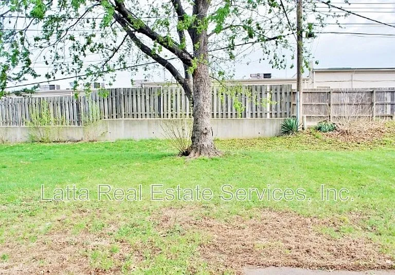 1303 SW Sunset St — Photo 3