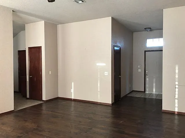16301 Everglade Ln — Photo 3