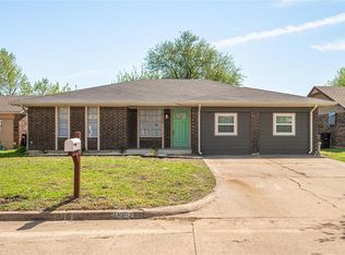 1052 Hargis Ln, Moore, OK 73160