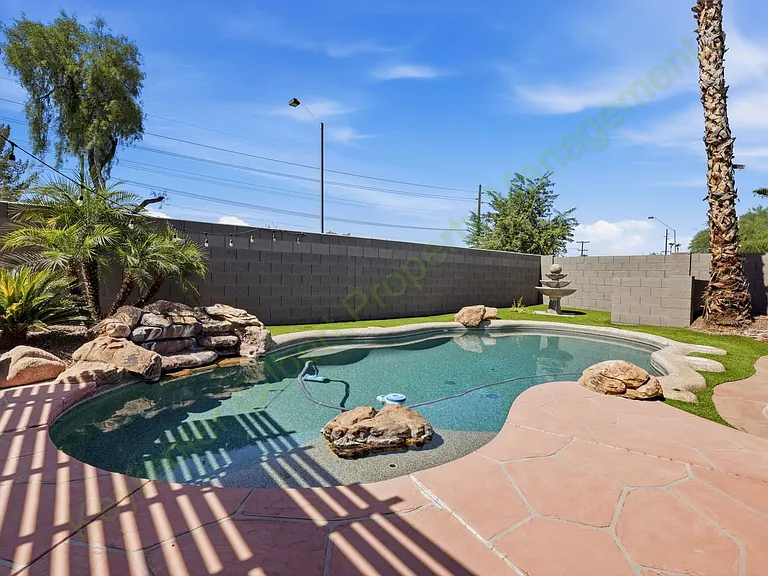 517 W Princeton Ave — Photo 2
