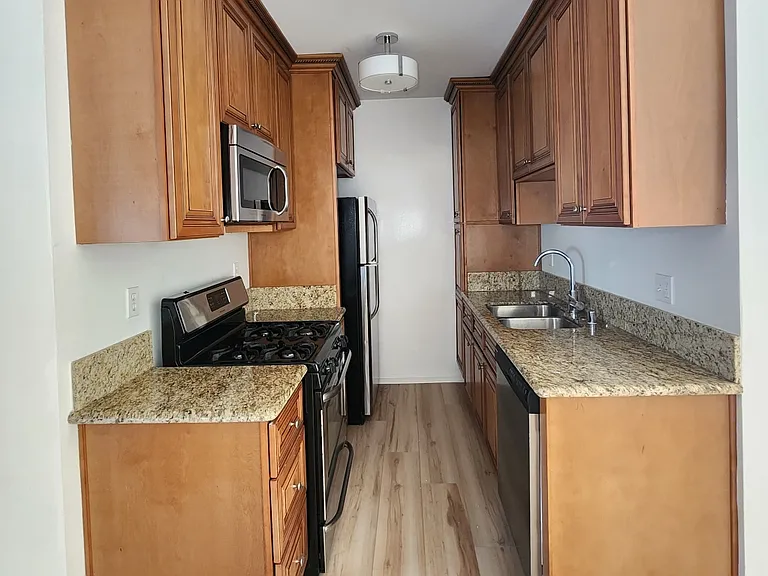 12340 Rochester Ave — Photo 29
