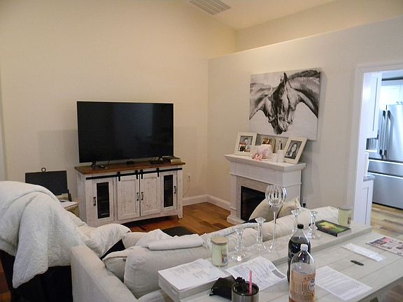 5th image of 1090A Canterbury Dr