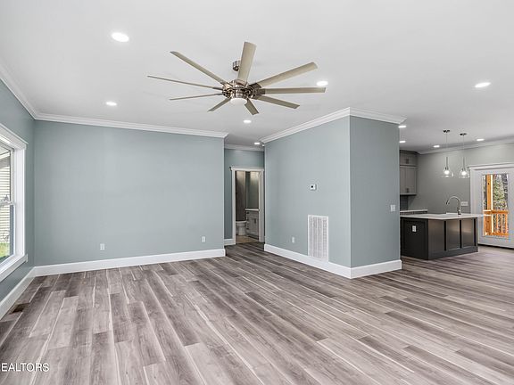 5th image of 131 Beachwood Dr