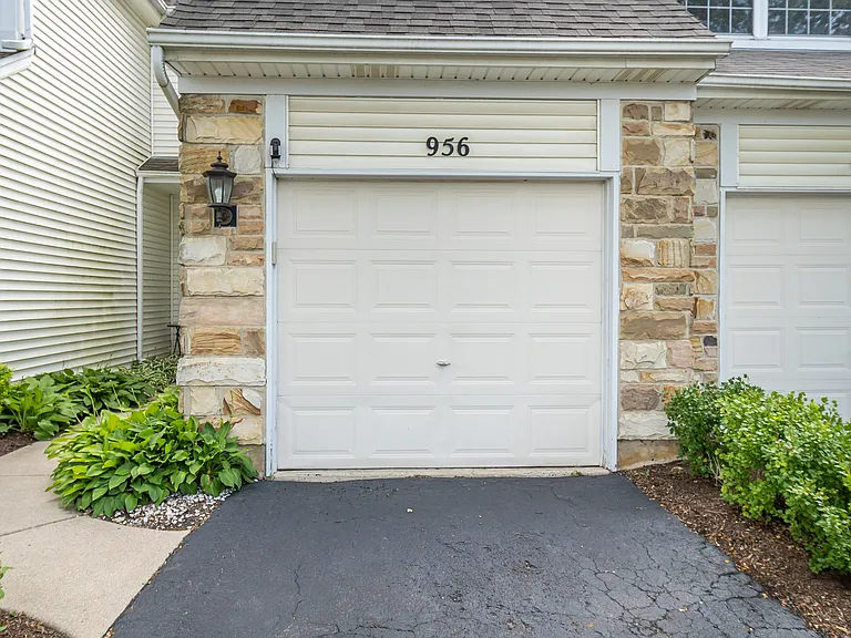 956 Mesa Dr — Photo 2