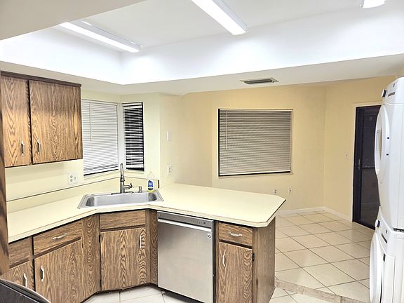 2nd image of 7 Hembury Ln