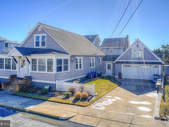 3rd image of 142 W Maryland Ave